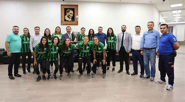 Horozkent Kadın Futbol Takımı Rektör Bağ’ı Ziyaret Etti