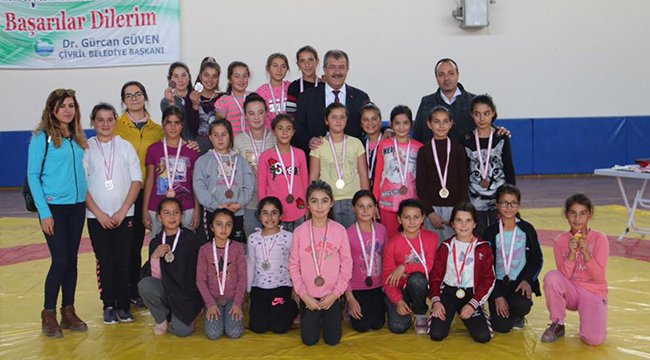 ÇİVRİL’DE KIZ GÜREŞ TAKIMI KURULDU