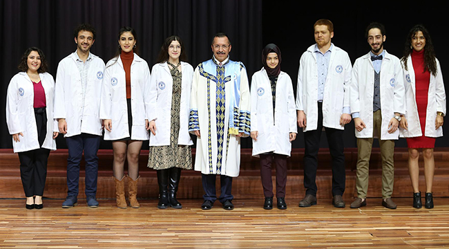 ÖNLÜKLERİNİ REKTÖR BAĞ GİYDİRDİ