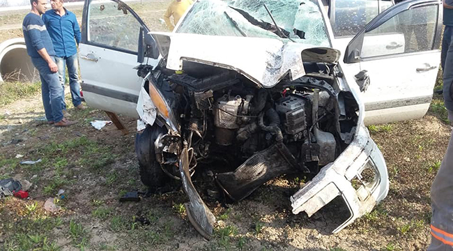 ACIPAYAM’DA OTOMOBİL TARLAYA UÇTU: 3 YARALI