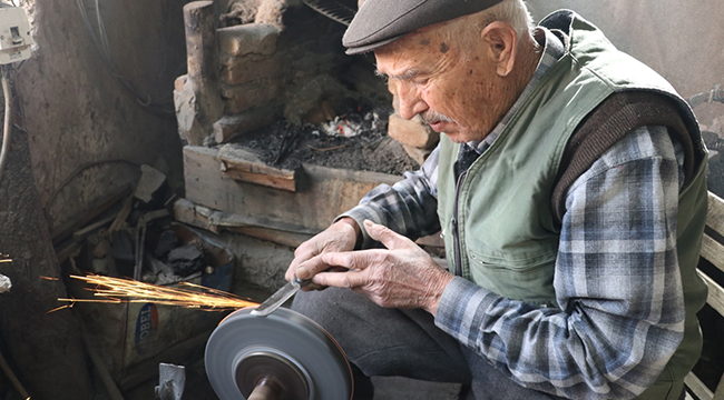 BIÇAKÇI ALİ USTA 77 YILDIR ÇELİK DÖVÜYOR