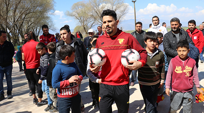 GÖZTEPELİ FUTBOLCULARDAN ÖRNEK DAVRANIŞ