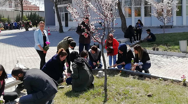 ACIPAYAM MYO RENK RENK ÇİÇEK AÇTI