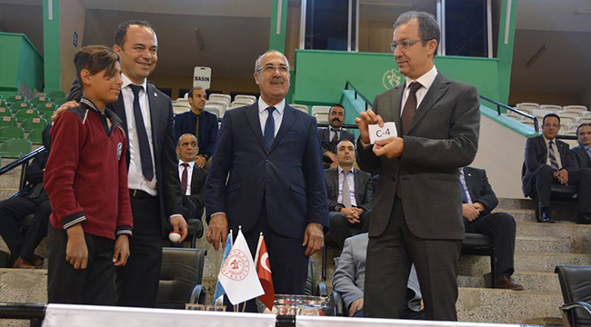 3 İlçeden 160 Gence Spor Malzemesi