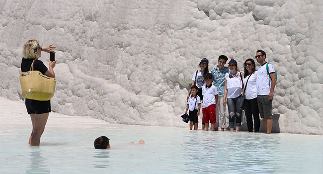 Pamukkale'yi 6 Günde 80 Bin Turist Gezdi