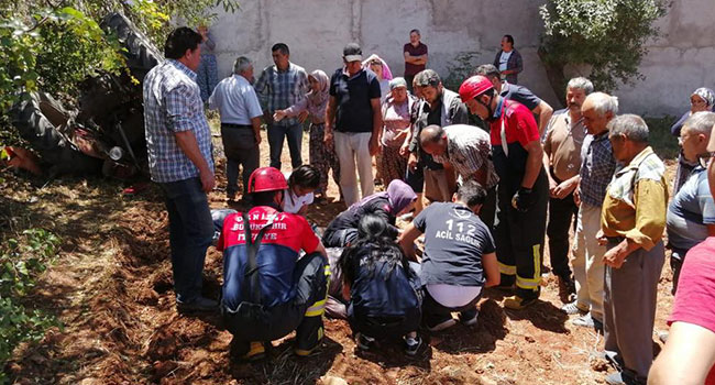 Devrilen Traktörün Altında Kaldılar: 2 Yaralı