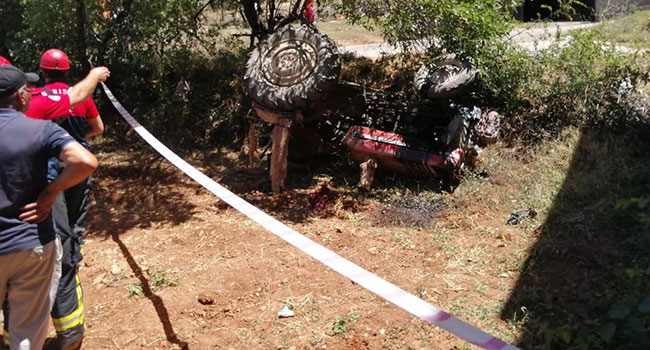 Devrilen Traktörün Altında Kaldılar: 2 Yaralı