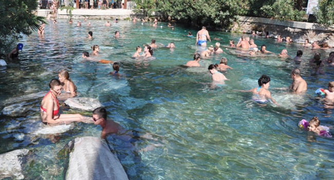 Beyaz Cennet Antik Havuzda Kaplıca Keyfi