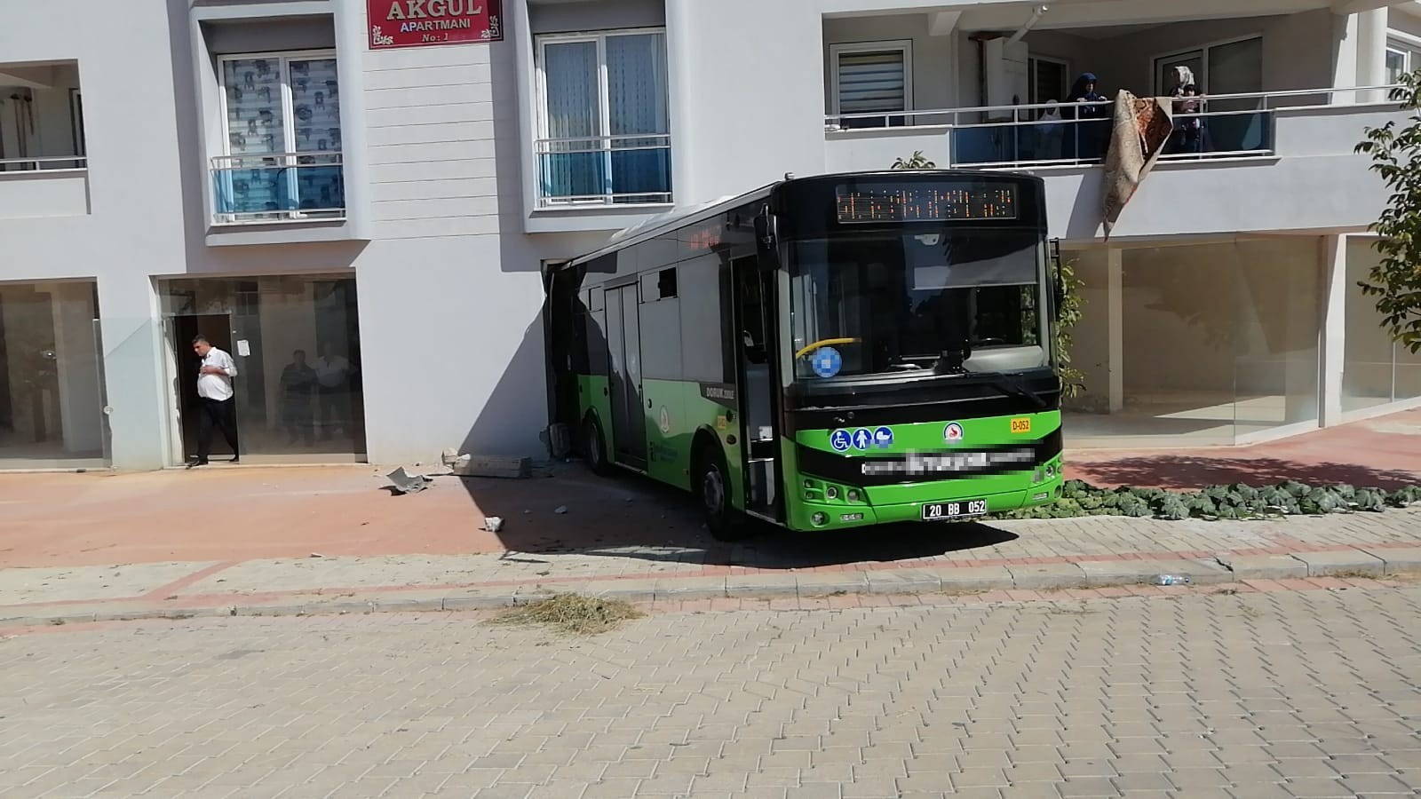 Belediye Otobüsü Dükkana Daldı! Apartmandakiler ise