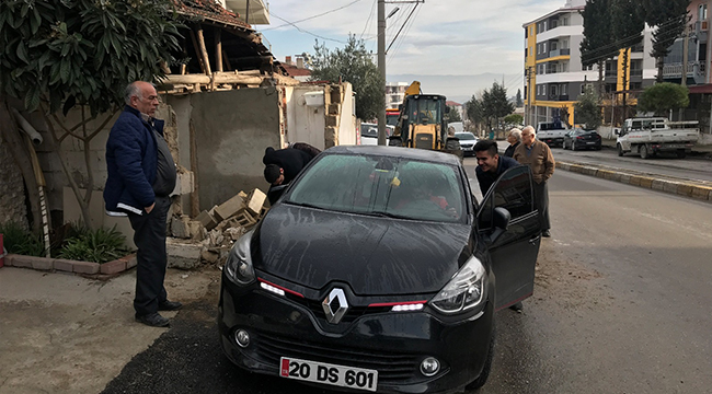 ÇÖKEN BAHÇE DUVARI ARACA ZARAR VERDİ