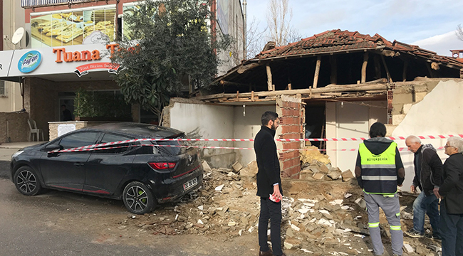 ÇÖKEN BAHÇE DUVARI ARACA ZARAR VERDİ