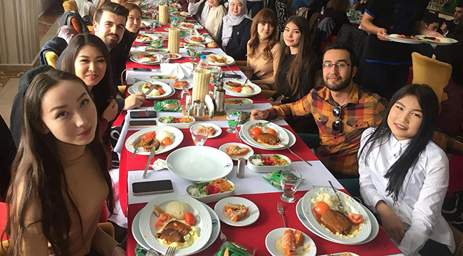 REKTÖR BAĞ YABANCI ÖĞRENCİLERLE TANIŞMA YEMEĞİNDE BULUŞTU