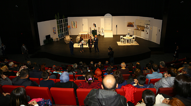 İLK TİYATRO OYUNU ŞEHİR TİYATROSUNDAN