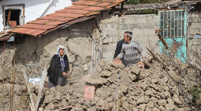 DEPREMİN ŞOKUNU ATLATMAYA ÇALIŞIYORLAR