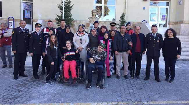ÖZEL İNSANLAR ASKERLERE MORAL VERDİ
