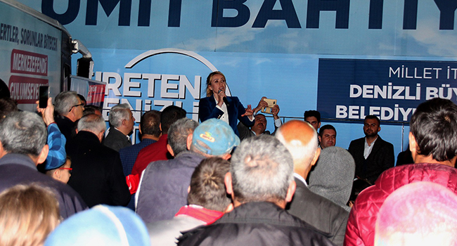 CHP'Lİ DOĞAN EŞİ VE ÇOCUĞUYLA OBJEKTİFLERİN KARŞISINA GEÇTİ