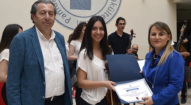 PAÜ GENÇLİK ODA ORKESTRASI DİNLEYİCİLERİ BÜYÜLEDİ