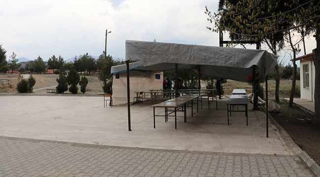 Denizli'deki deprem okulun güvenlik kamerasında 