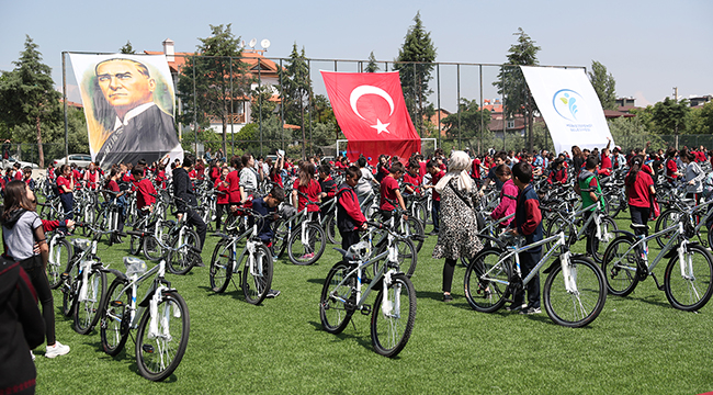 Başkan Abladan Çocuklara Sürpriz