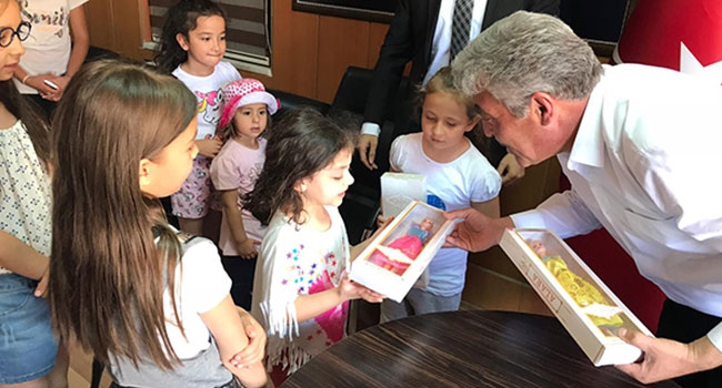 Başkan Amca’dan Çocuklara Bayram Hediyesi
