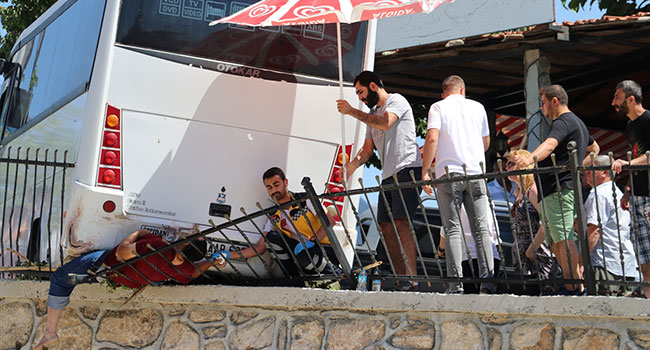 Midibüs İle Bariyerlerin Arasına Sıkıştı