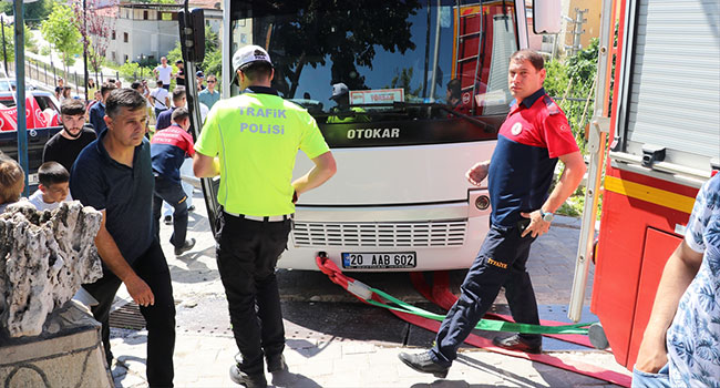 Midibüs İle Bariyerlerin Arasına Sıkıştı