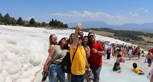 Pamukkale'yi 6 Günde 80 Bin Turist Gezdi
