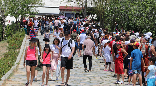 Pamukkale'yi 9 Günde 99 Bin 747 Turist Gezdi