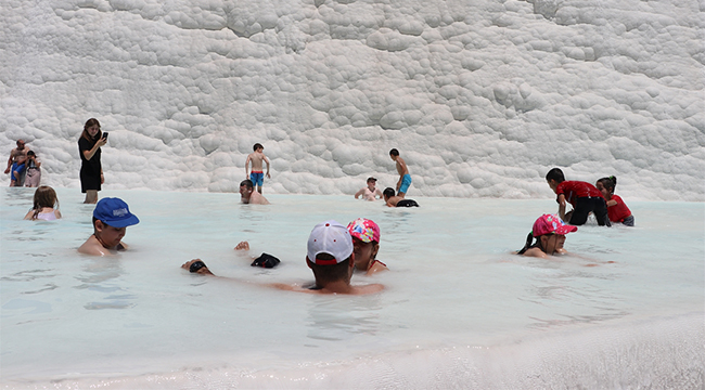 Pamukkale'yi 9 Günde 99 Bin 747 Turist Gezdi