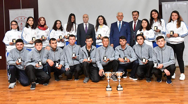 Dereceye Giren Öğrenciler Ödüllerini Karahan’dan Aldı