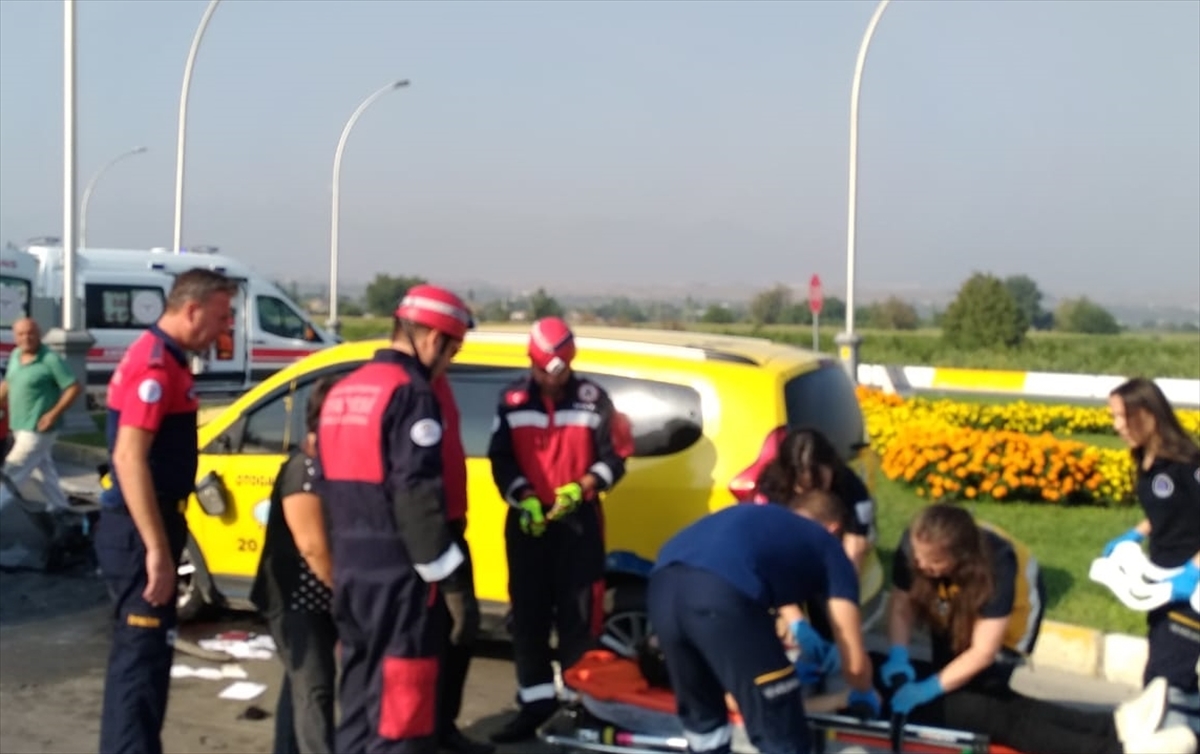 Denizli'de taksi ile otomobil çarpıştı: 2 yaralı