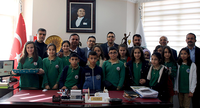 ÖĞRENCİLERDEN BAŞKAN AKCAN’A GÜL LOKUMU