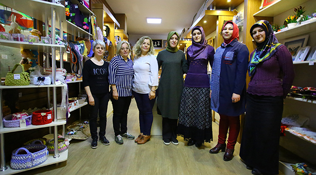 KADINLAR EL EMEĞİYLE ÜRETİP KAZANIYOR