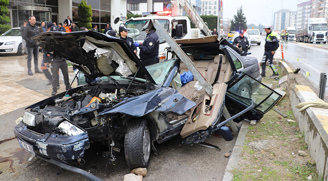 BARİYERLERE ÇARPAN SÜRÜCÜ KURTARILAMADI