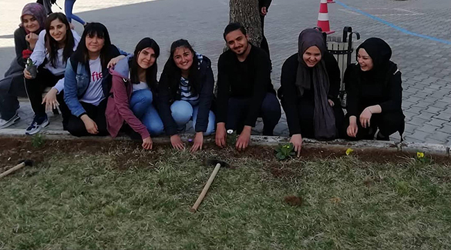 ACIPAYAM MYO RENK RENK ÇİÇEK AÇTI