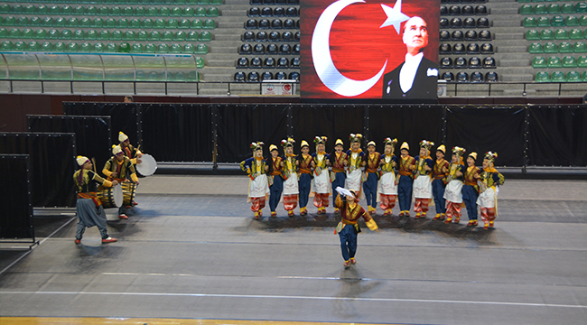 HALK OYUNLARINDA YILDIZLAR GEÇİDİ