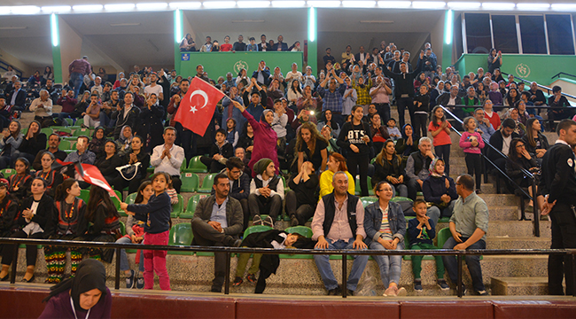 HALK OYUNLARINDA YILDIZLAR GEÇİDİ