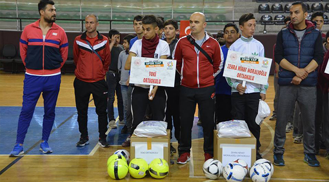 3 İlçeden 160 Gence Spor Malzemesi
