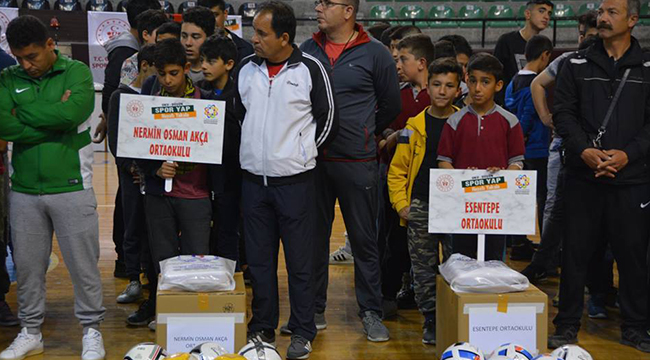 3 İlçeden 160 Gence Spor Malzemesi