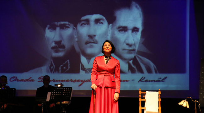 Pınar Ayhan’dan Muhteşem Atatürk Gösterisi