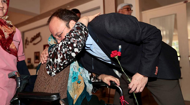 Örki Huzurevi’ndeki Anneleri Ziyaret Etti