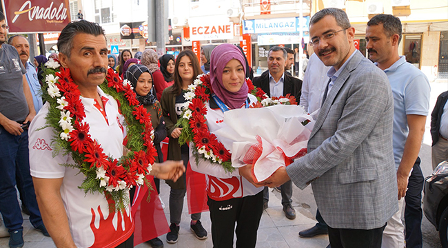 Çivril’de Milli Sporcular Coşkuyla Karşılandı