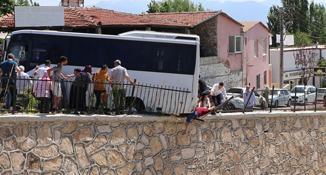 Midibüs İle Bariyerlerin Arasına Sıkıştı