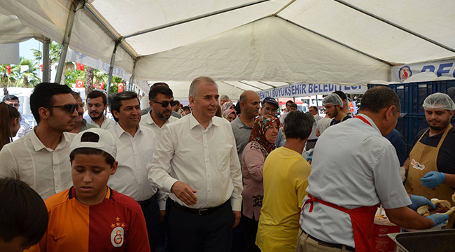 Beş Bin Kişiye Ekmek Arası Sucuk Döner
