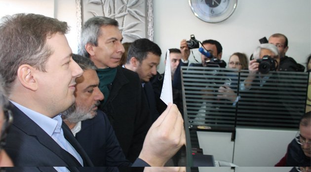 AK PARTİ DÖVİZ BOZDURDU