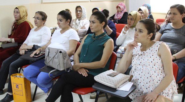 Anne adaylarına emzirme eğitimi