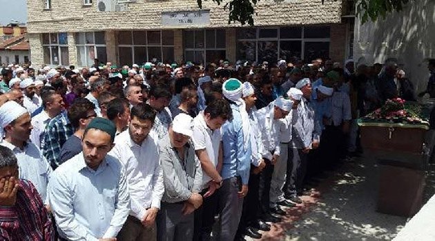 ANNESİNİN SELASINI VERDİ, NAMAZINI KILDIRDI