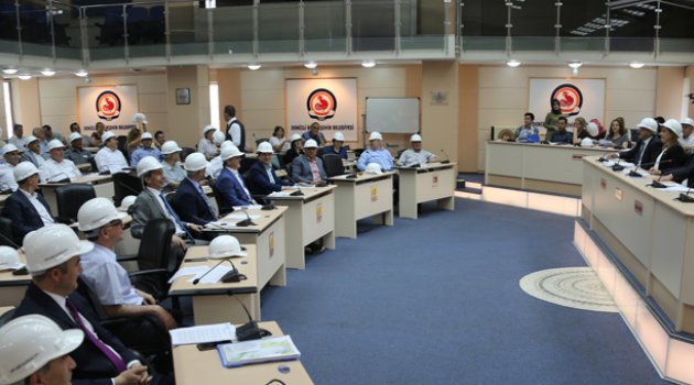 Baret takarak dikkat çektiler
