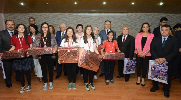 BAŞARILI ÖĞRENCİLER ÖDÜLLERİNİ VALİ ALTIPARMAK’DAN ALDI