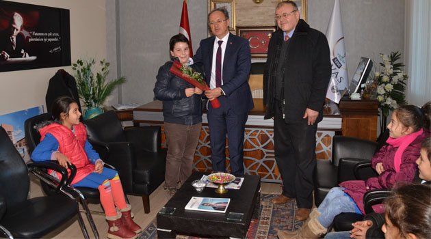 BAŞKAN AKYOL, ÖĞRENCİLERLE DEMOKRASİ DERSİNDE